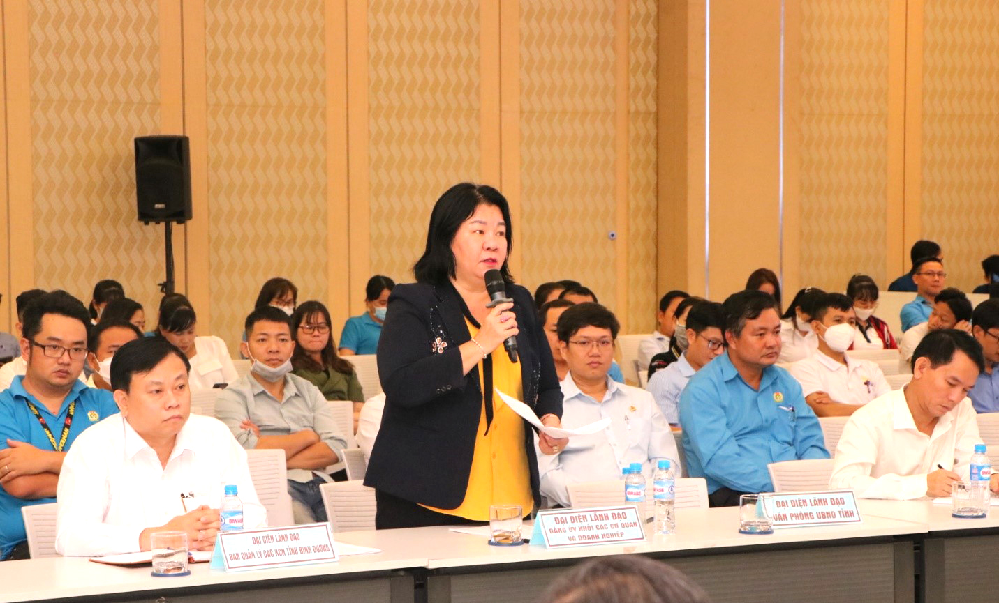 Đồng chí Nguyễn Thị Xuân Mai, Phó Bí thư Đảng ủy khối Các cơ quan và doanh nghiệp tỉnh Bình Dương trả lời ý kiến liên quan đến vấn đề được chủ doanh nghiệp, người lao động quan tâm trong công tác phát triển Đảng.